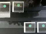 une photo d'une vitrine recouverte de nombreux autocollants