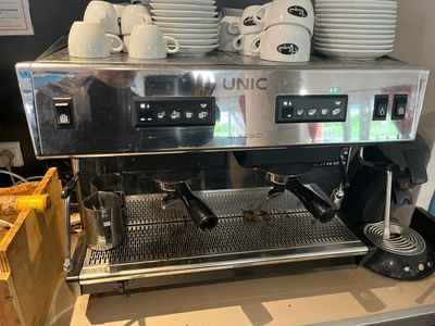 une machine à café posée sur un comptoir