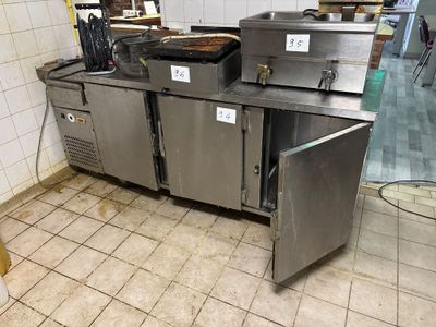 une cuisine qui dispose de beaucoup d'espace de plan de travail