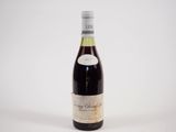 la bouteille de vin est posée sur une surface blanche