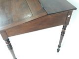 une petite table en bois surmontée d'un tiroir