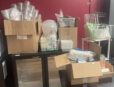 de nombreuses boîtes et bacs posés sur une table dans une pièce