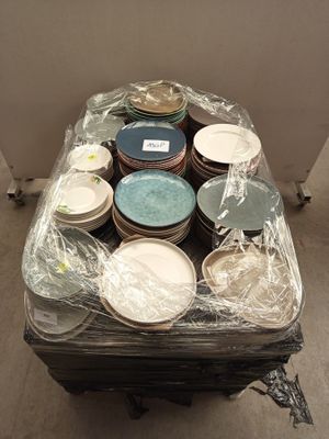 Lot de 130 assiettes de différentes tailles et différents mo…