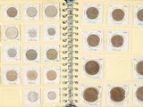 un livre dans lequel se trouvent de nombreuses pièces de monnaie