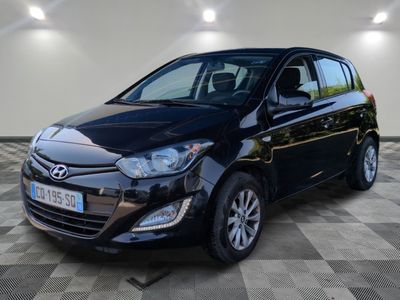 une photo d'une voiture noire garée dans un garage