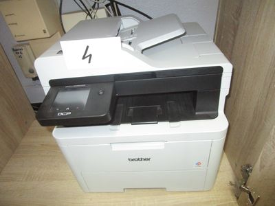 une imprimante posée sur un bureau