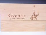 une image représentant une boîte en bois sur laquelle figure l'image d'un homme à cheval