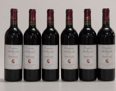 six bouteilles de vin rouge alignées sur une table