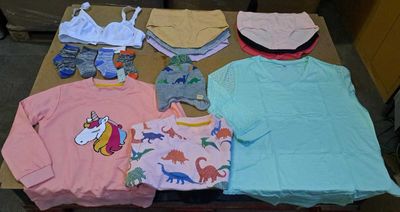 Plusieurs vêtements pour enfants sont disposés sur une table