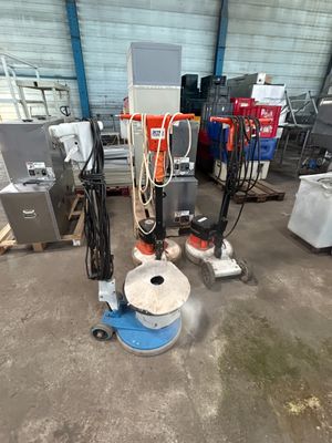 une machine placée au milieu d'une pièce