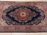 un grand tapis oriental sur le sol d'une pièce