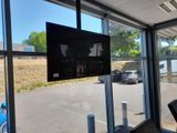 un téléviseur fixé au mur dans une salle de sport
