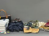 un tas de vêtements et un sac à main posés sur une table