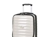 une image représentant une valise blanche à roulettes sur fond blanc