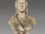 un buste en marbre blanc représentant une femme coiffée d'une couronne