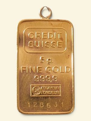 un lingot d'or suspendu à une chaîne sur fond blanc