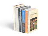plusieurs livres sont empilés sur une surface blanche