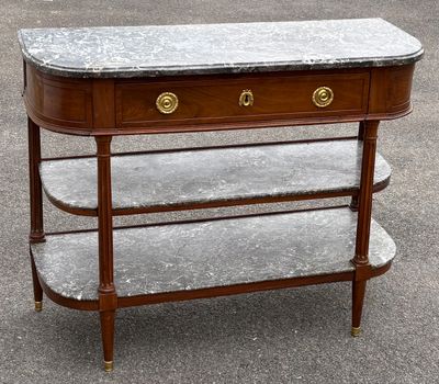 une photo d'une table d'appoint avec un plateau en marbre et trois étagères