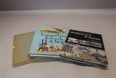 deux livres posés sur une table