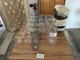 une table en bois sur laquelle se trouvent de nombreux verres vides