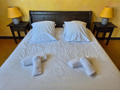 SUR DÉSIGNATION Lit et literie, deux chevets, deux lampes, t…