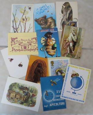 de nombreuses cartes postales aux motifs variés posées sur une table