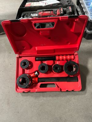 une caisse à outils rouge avec des outils sur le sol