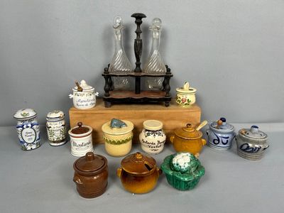 de nombreux vases et bocaux de toutes sortes sur la table