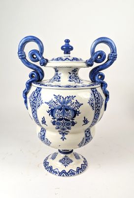 un vase bleu et blanc posé sur une surface blanche