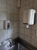 3 distributeurs à papier JVD et 3 distributeurs à savon DEB … (photo 3)