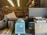 une multitude de cartons dans un entrepôt