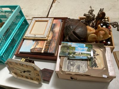 de nombreux objets divers disposés sur une étagère, avec une horloge et une cage à oiseaux