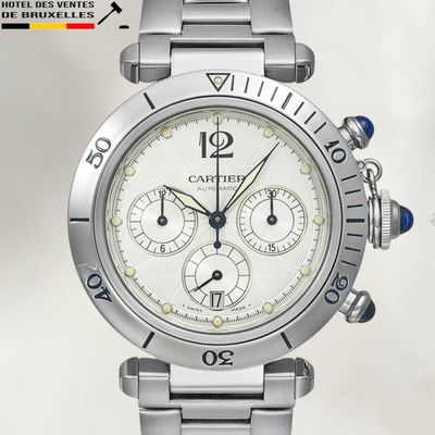 une image d'un gros plan d'une montre-bracelet sur un fond blanc