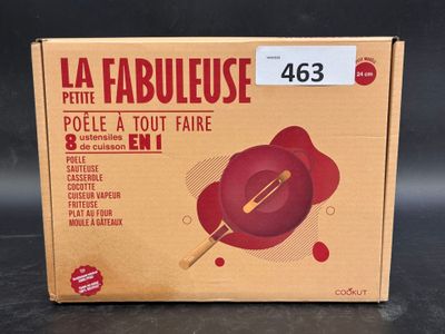 emballage d'une poêle rouge sur laquelle est posée une spatule en bois