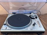une image représentant une platine sur laquelle est posé un tourne-disque