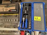 de nombreux outils posés sur une table
