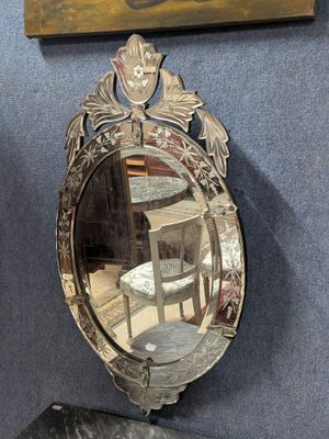 un miroir accroché au mur à côté d'une chaise