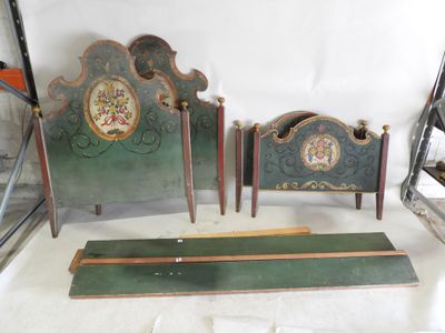 trois meubles posés sur une table