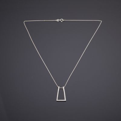 un collier en argent avec un pendentif de forme carrée monté sur une chaîne