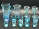 de nombreux verres et un pichet posés sur une table