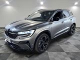 un SUV Volvo QX gris de 2020 garé sur un sol à damier