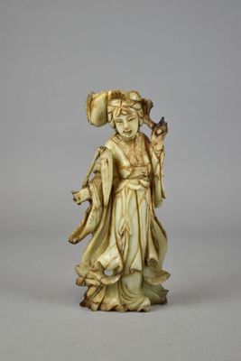 STATUETTE en résine figurant probablement une divinité indie…