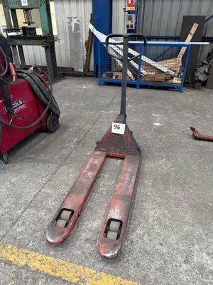 un chariot élévateur à fourche garé au milieu d'un parking