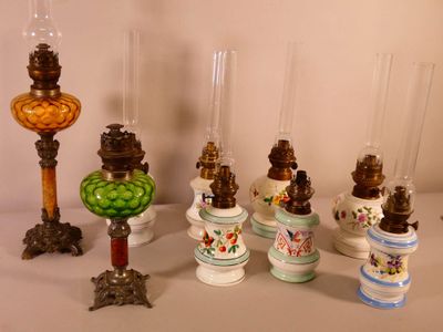 de nombreux types de lampes différents sur la table