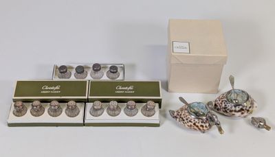 une boîte de chocolats et un service à thé posés sur une table