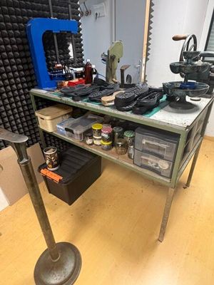 une image d'un établi avec beaucoup d'outils dessus