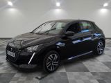 une voiture noire est garée sur le sol en damier d'un garage