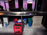 Des bouteilles de bière sont alignées sur le comptoir d'un restaurant.