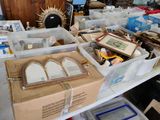 une table sur laquelle se trouvent de nombreuses boîtes et d'autres objets
