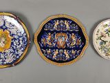 trois assiettes à motifs différents posées sur une table